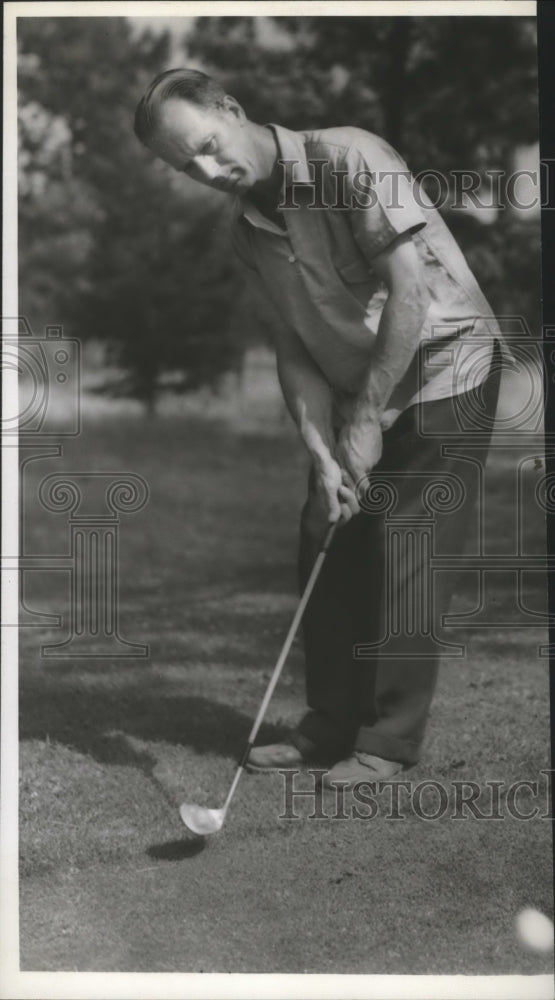 1940 Press Photo Ken Otis puts the golf ball - sps11078 - Historic Images