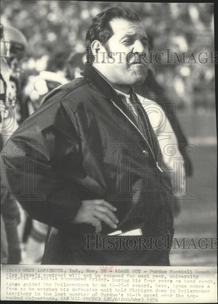 1976 Press Photo Purdue football Coach Alex Agase contract will not be renewed - Historic Images