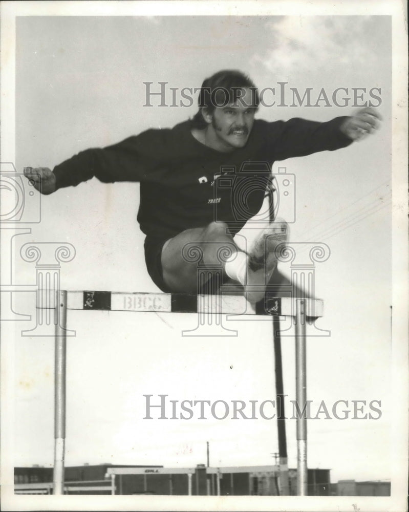 1973 Press Photo Track hurdle jumper Bill Freeburg - sps11167 - Historic Images