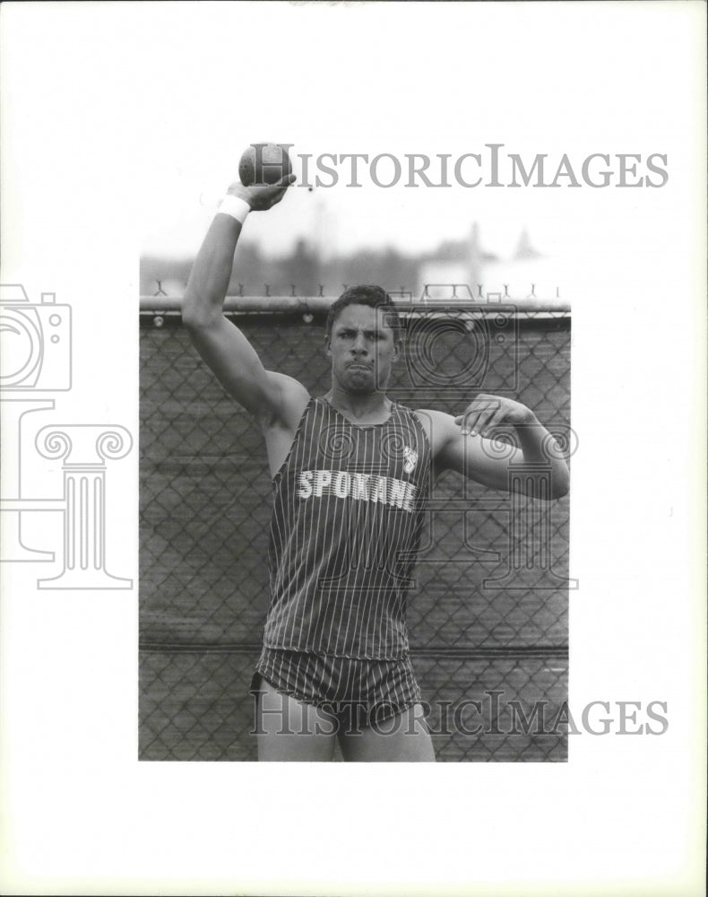 1988 Press Photo Dan O Brian, Spokane, Raises a Shot Putt High Above His Head-Historic Images