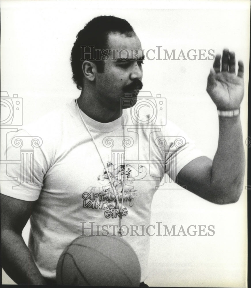 1986 Press Photo Idaho Vandal Coach Don Newman With Basketball - sps11497- Historic Images