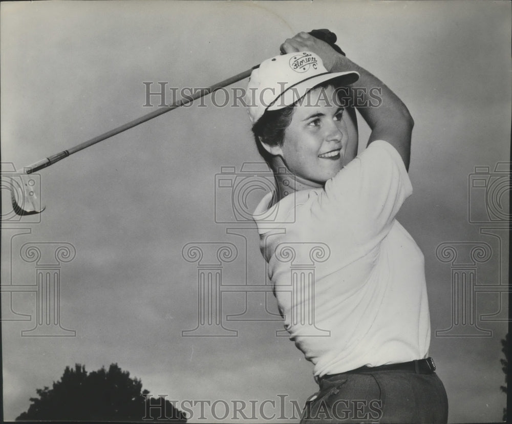 1961 Press Photo Golfer Cynthia Sullivan Finishes a Swing and Looks Down Range- Historic Images