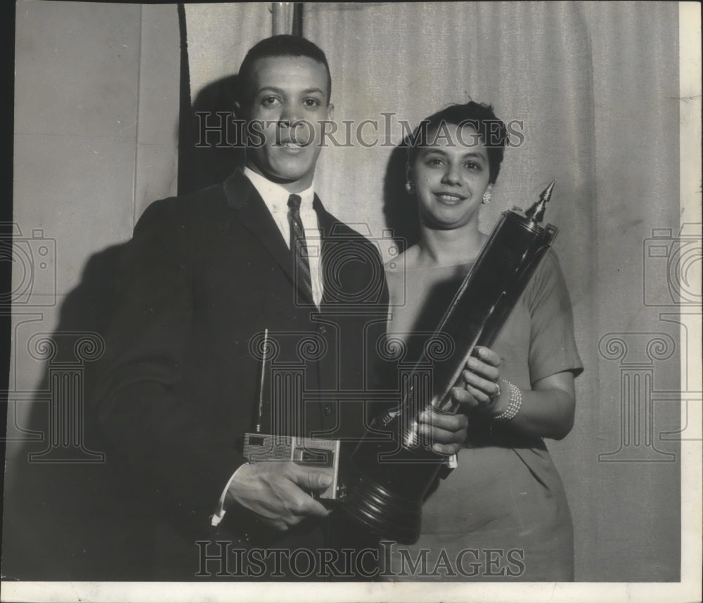 1960 Press Photo D.C. Maury Wills Holds Up Trophy With Supportive Woman - Historic Images