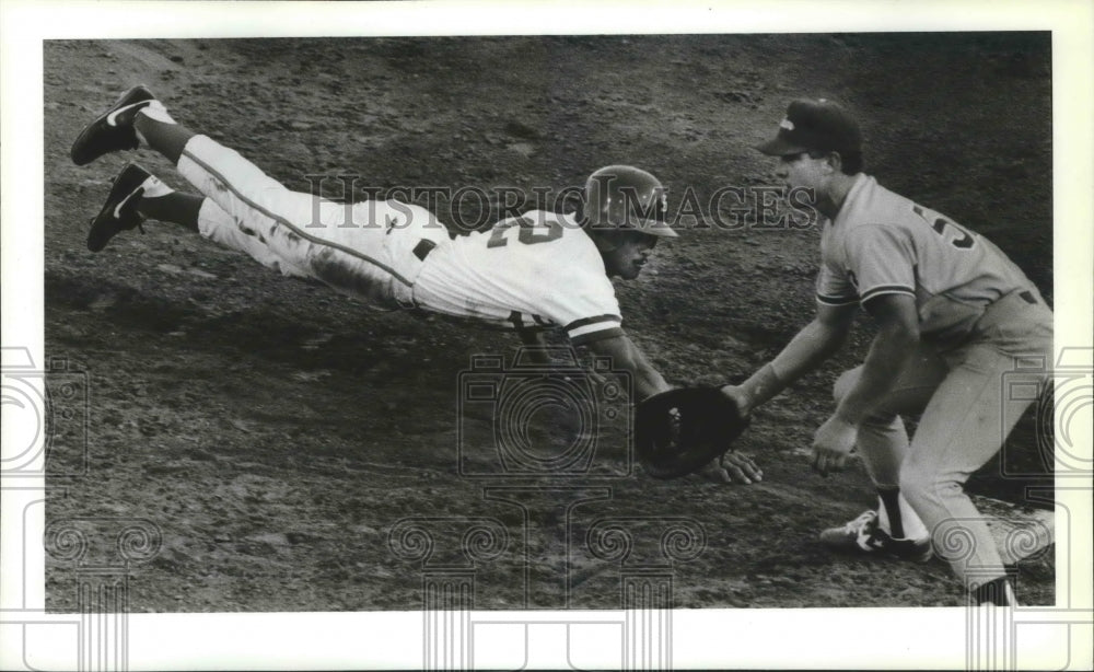 1989 Press Photo Darrel Sherman beats throw to Rex Peters before stealing second- Historic Images