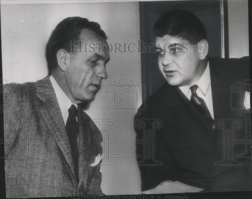 1946 Press Photo Football coaches Maurice &quot;Clipper&quot; Smith &amp; Turk Edwards meet- Historic Images