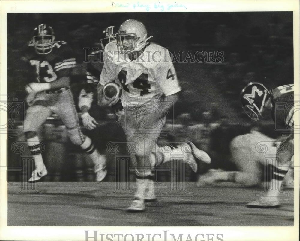 Press Photo Football player Pat Thomas sprinting to end zone with football - Historic Images