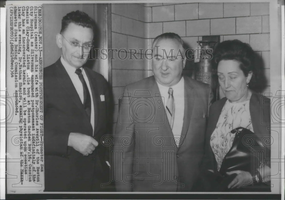 1964 Press Photo Boxing promoter Sam Silver flanked by his wife &amp; Dr. C. Averill- Historic Images