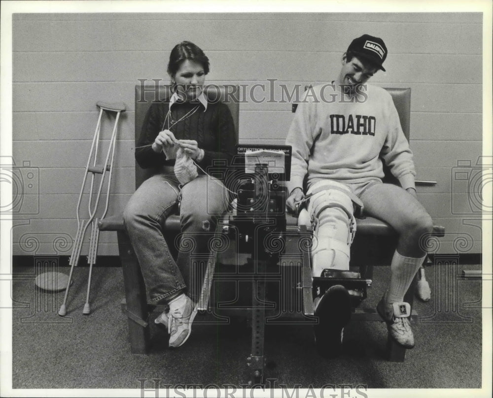 1983 Press Photo Trainer Tami Carpenter with Idaho football player, Rick Sloan-Historic Images