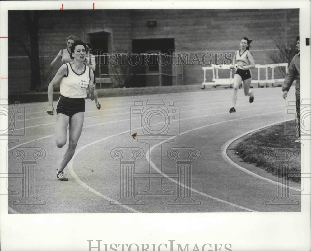 1977 Press Photo Track &amp; field athlete, Lisa Sorrell, in action - sps11786- Historic Images