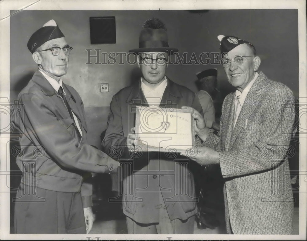 1959 Press Photo Kaley Sonners awarded boxing state citation from WWI veterans- Historic Images