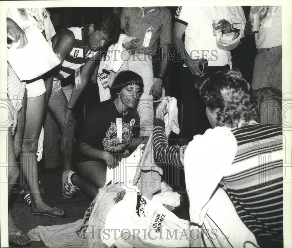 Press Photo Track Star Lori Shauvin Kneels with Supporters - sps11849- Historic Images