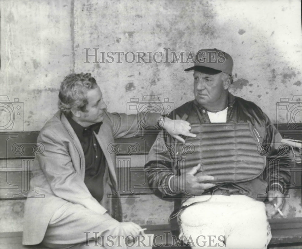 1973 Bill Cutler talking to umpire Del Wilbur - Historic Images