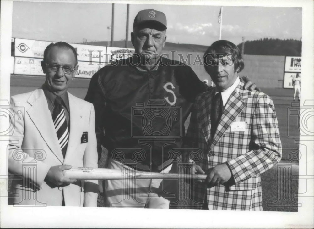 1975 Press Photo Del Wilbur standing between baseball officials - sps11883-Historic Images