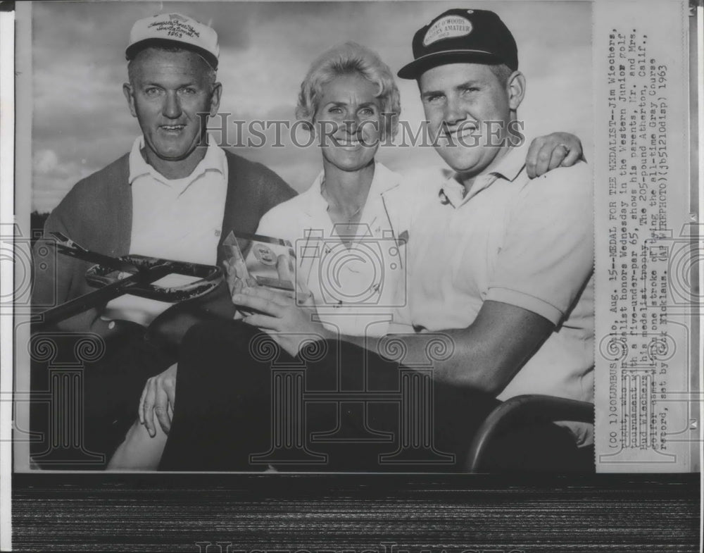 1963 Press Photo Golfer Jim Wiechers with his parents and his medalist trophy-Historic Images