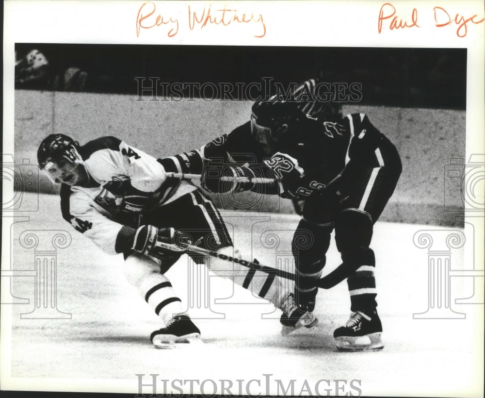 1990 Press Photo Hockey-Ray Whitney tries to escape from stick work of Paul Dyck - Historic Images