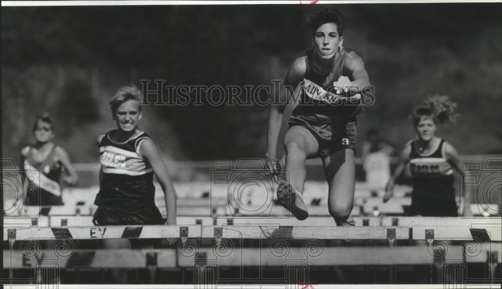 1988 Press Photo East Valley track hurdler, Liz Stefanik, leads in race-Historic Images