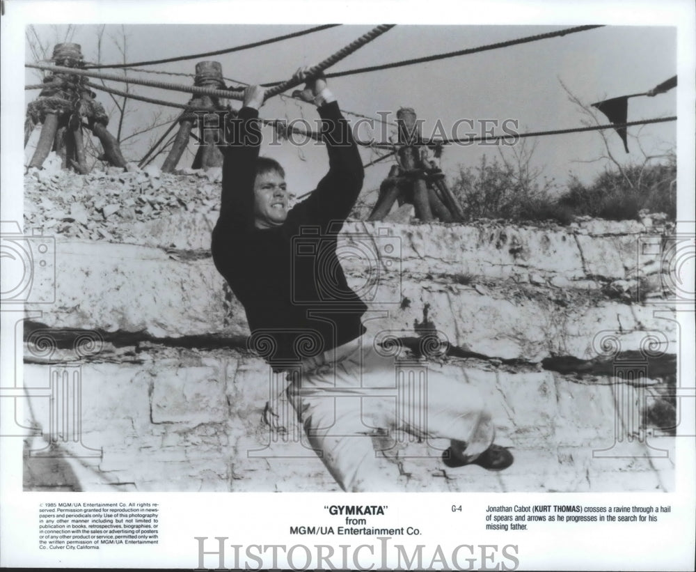 1986 Press Photo Gymnast Jonathan Cabot (Kurt Thomas) crosses a ravine - Historic Images