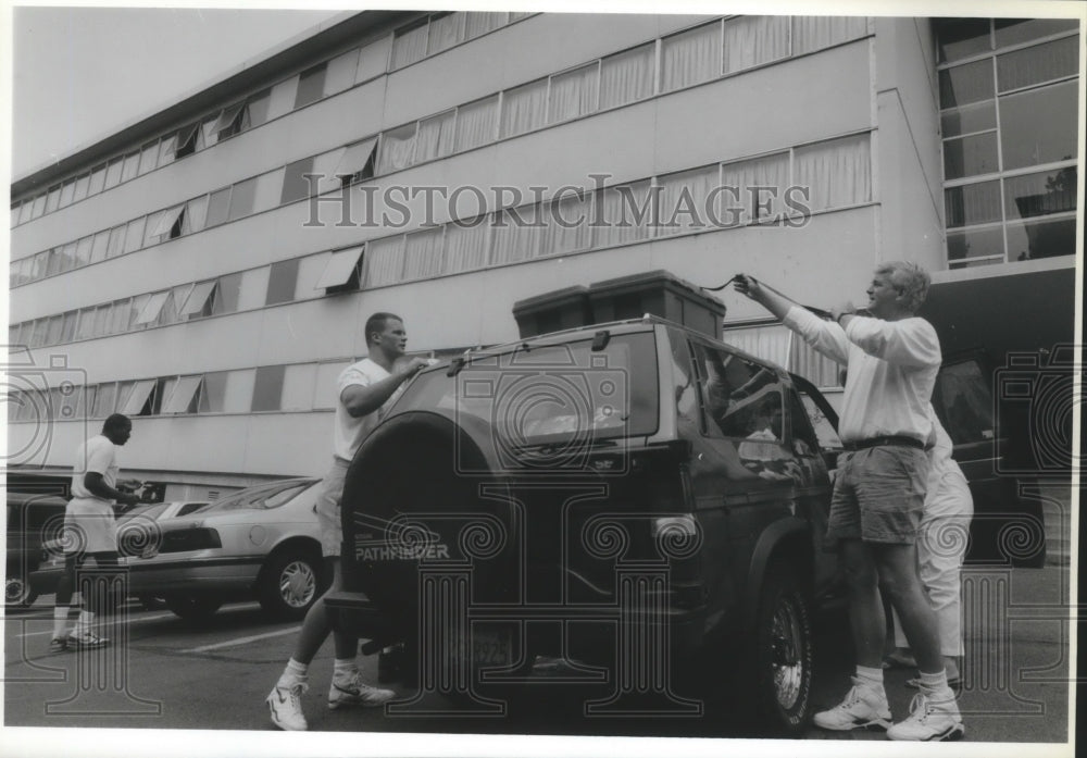 1992 Press Photo Football player Scott Sanderson and family moving - sps12021-Historic Images