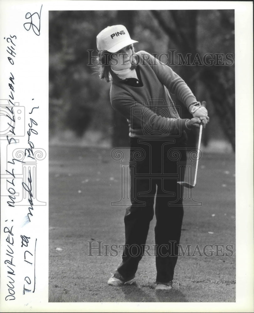 1986 Golfer Molly Sullivan on the 17th hole at Downriver Golf course - Historic Images
