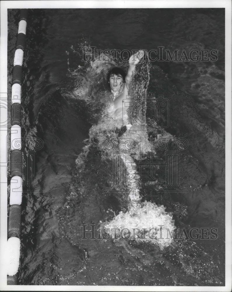 1972 Press Photo Brad Storey in the swimming pool doing the backstroke- Historic Images