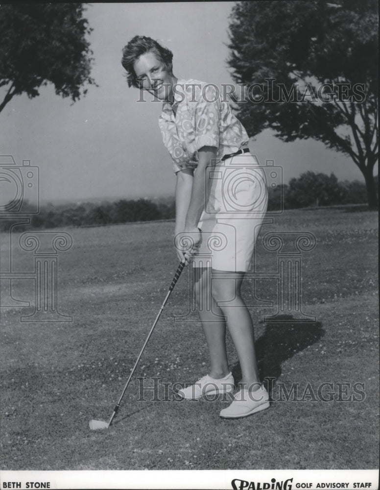 1964 Press Photo Golfer Beth Stone putting the golf ball - sps12243 - Historic Images