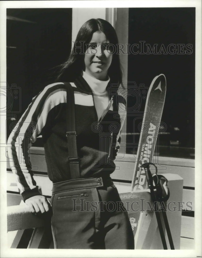 1988 Press Photo Skier Wendy Stokes with her skiing gear - sps12266 - Historic Images