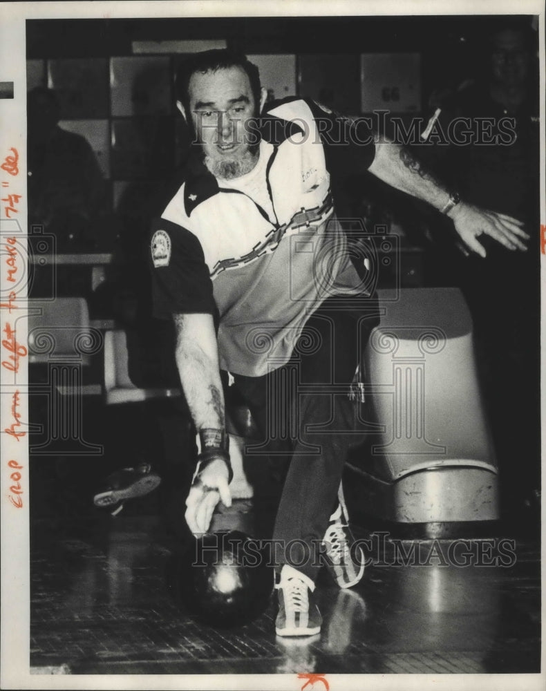 1980 Press Photo Bowler Ron Tipke Sends a Ball Down the Lane - sps12360 - Historic Images