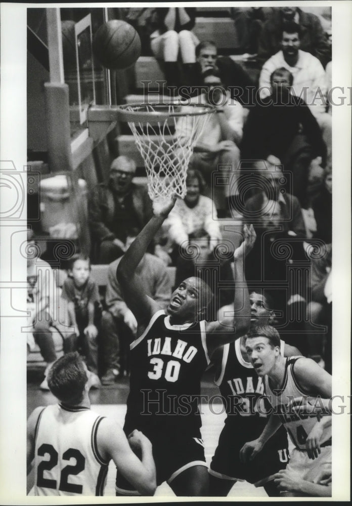 1989 Press Photo Idaho&#39;s basketball player, Riley Smith goes for 2-point lay-up- Historic Images