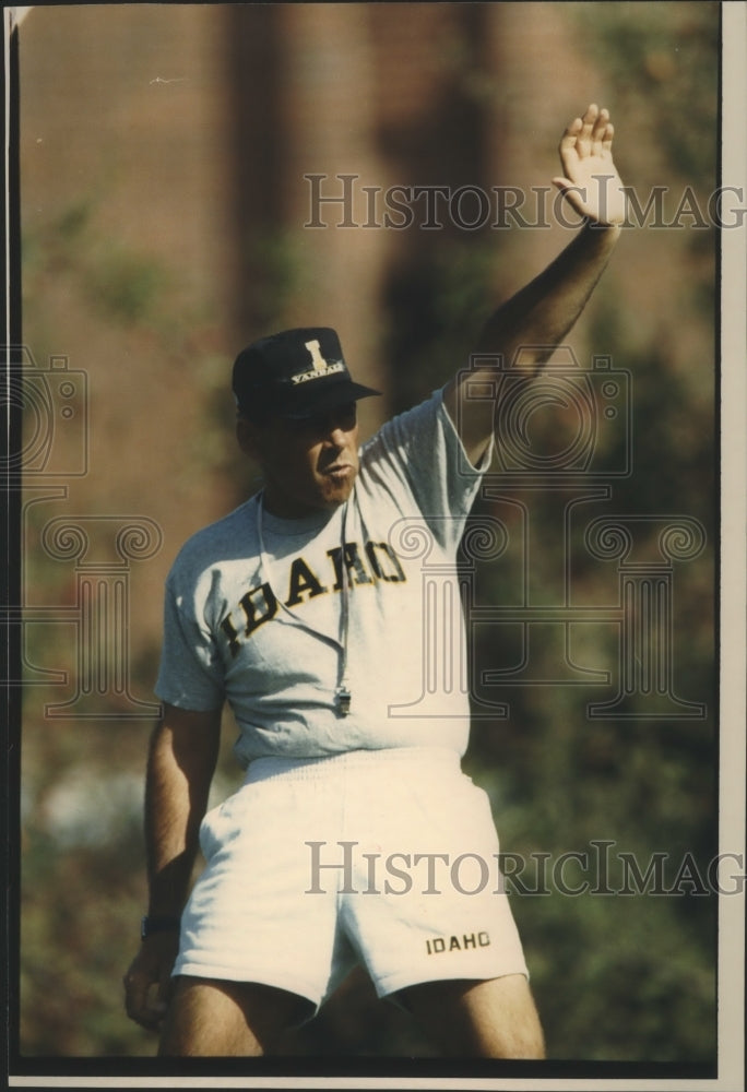 1992 Press Photo John L. Smith, Idaho football coach, calls for offensive halt-Historic Images