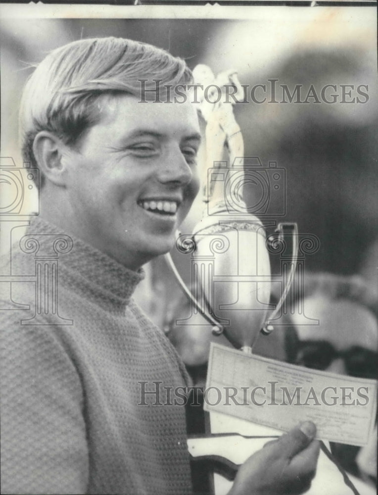 1969 Press Photo Golfer Tom Shaw with championship check - sps12586 - Historic Images