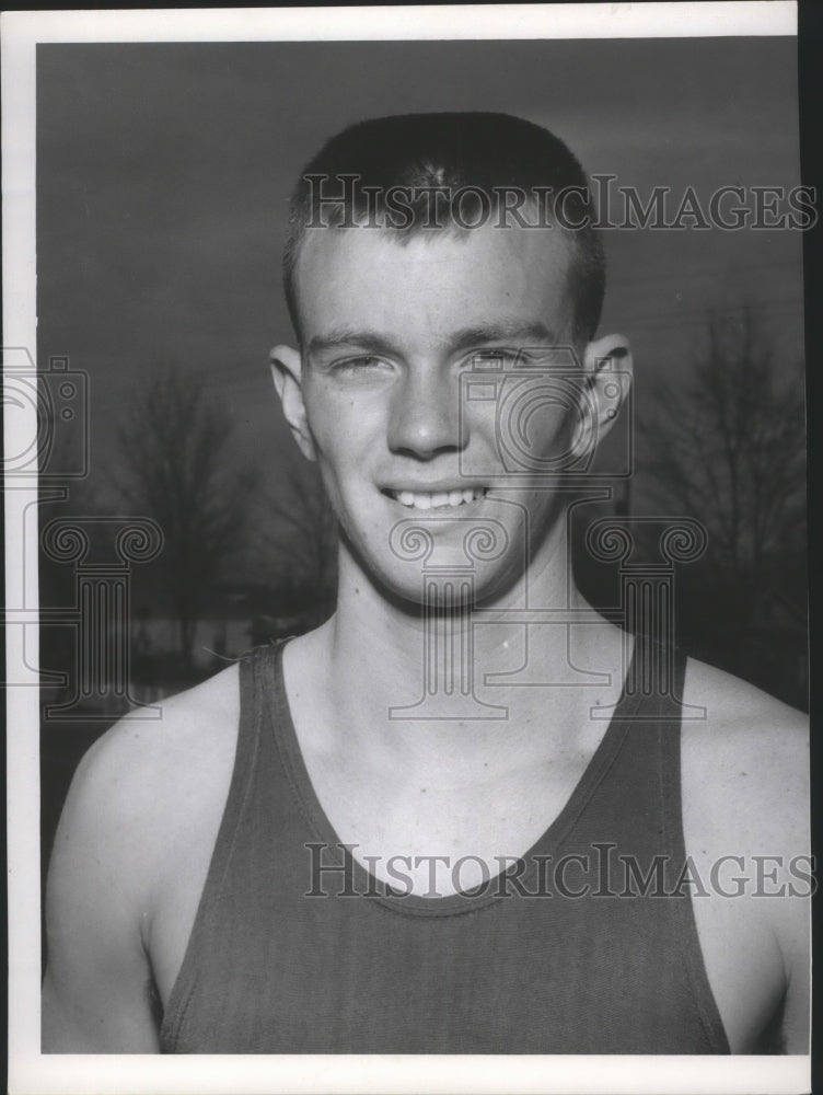 1982 Press Photo Jim Thomison, track and field athlete, poses in running gear - Historic Images