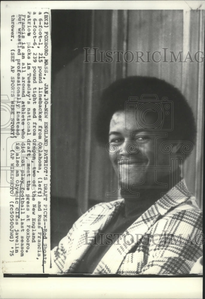 1975 Press Photo Rod Shoate, drafted by New England football team, meets press - Historic Images