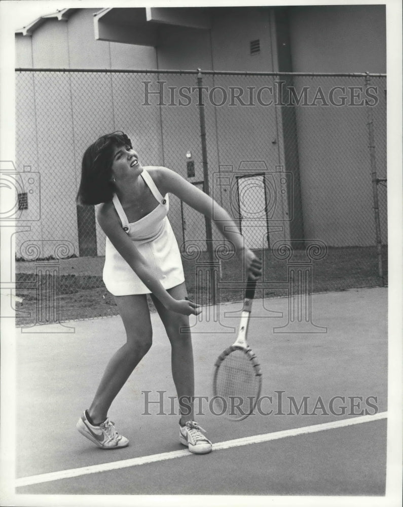 1978 Press Photo Ferris High School tennis player, Linda Techel, in action - Historic Images