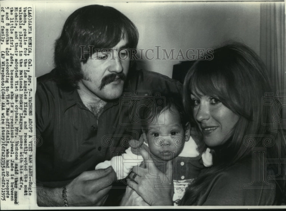 1975 Press Photo Rogie Vachon, Hockey, Los Angels Kings adopts Vietnamese baby. - Historic Images