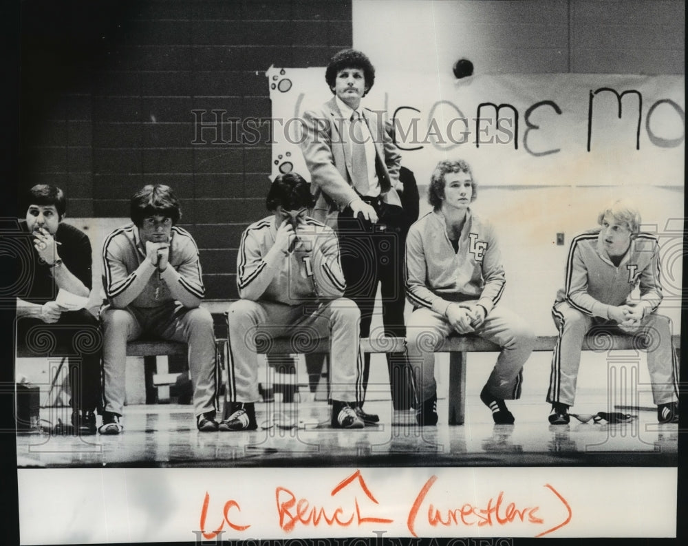 1978 Press Photo Lewis and Clark&#39;s wrestling Pomeroy, stands behind team - Historic Images