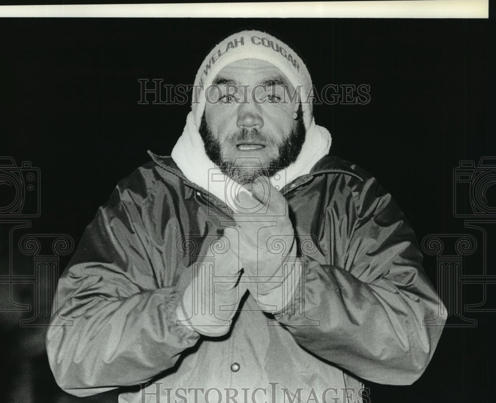 1998 Press Photo Football coach Herm Pein of Chewelah out in the cold-Historic Images