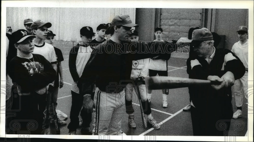 1990 Press Photo Jim Wasem, past Eastern Washington baseball coach, demonstrates - Historic Images