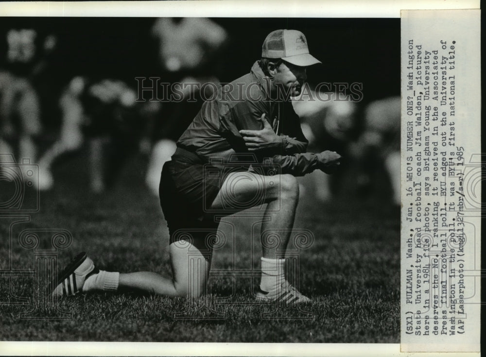 1985 Press Photo Jim Walden of Washington State University Kneels on Field - Historic Images