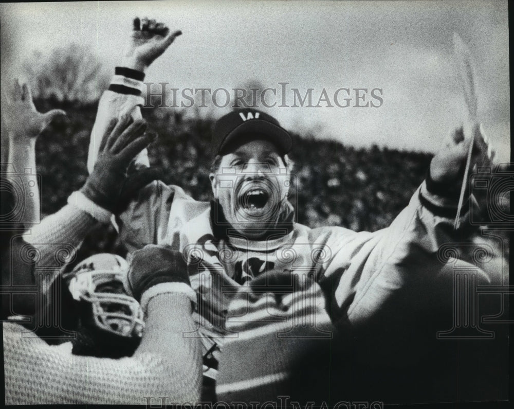 1982 Press Photo Coach Jim Walden Celebrates With His Football Team - sps13161- Historic Images