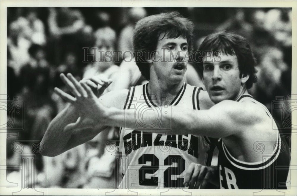 1981 Press Photo Jim Wagoner is Blocked by Todd Harper in Basketball Game - Historic Images