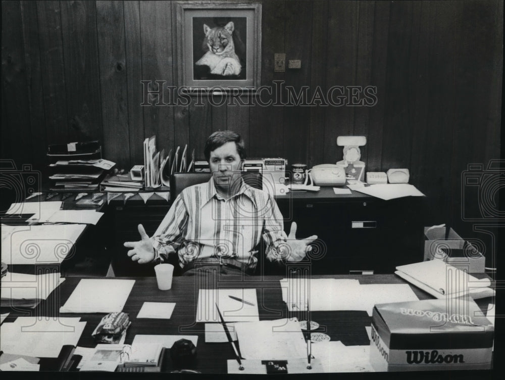 1981 Press Photo Washington State Football Jim Walden in His Office- Historic Images