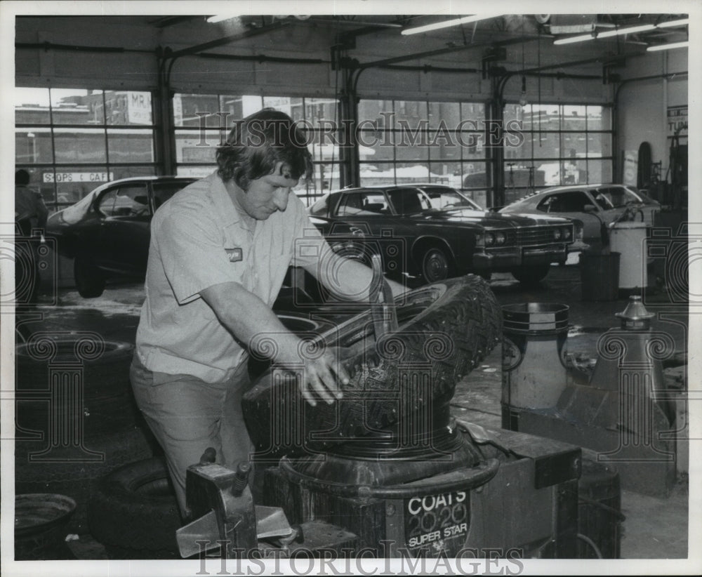 1975 Press Photo Nels Venerus, Hockey player and auto mechanic - sps13276-Historic Images