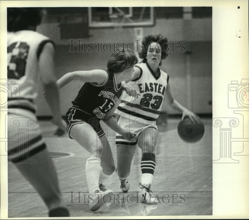 1980 Press Photo Denise Schlepp (EWU) drives against Katie Meyer (Portland)- Historic Images