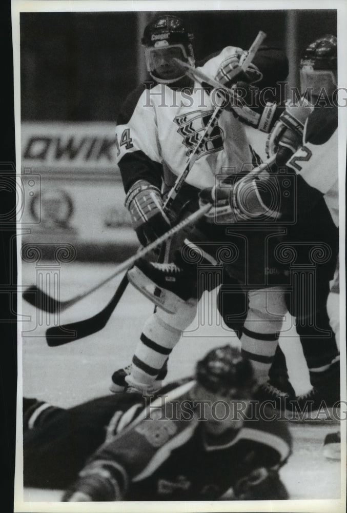 1991 Press Photo Ray Whitney Clashes With His Teammate During the Hockey Finals-Historic Images