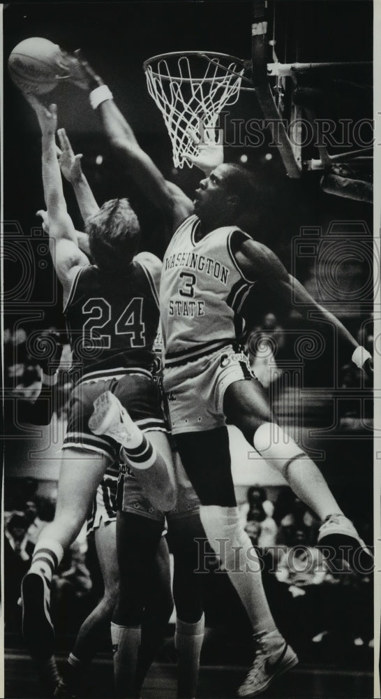 1983 Press Photo Guy Williams Leaps Up to Deny Joe O&#39;neal the Basket - sps13311 - Historic Images