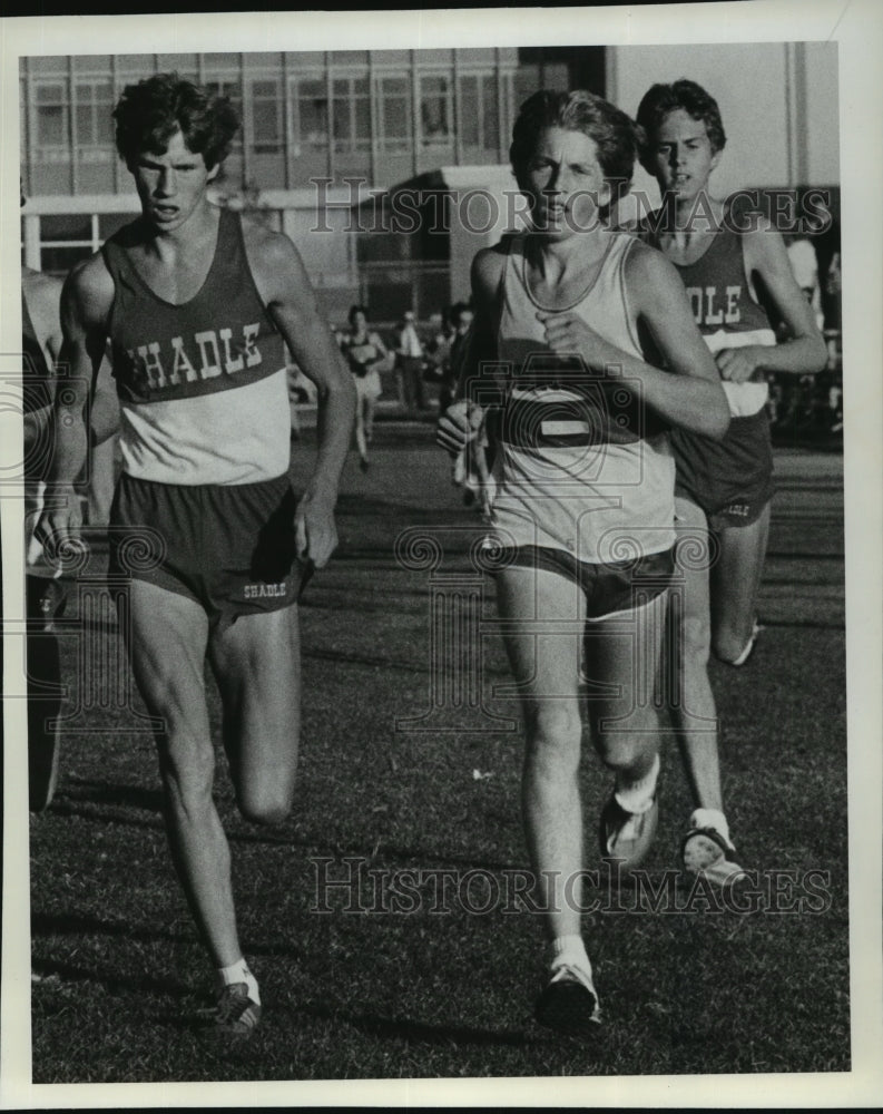 1982 Press Photo Rich Tyvier Runs Alongside One of His Opponents - sps13350 - Historic Images