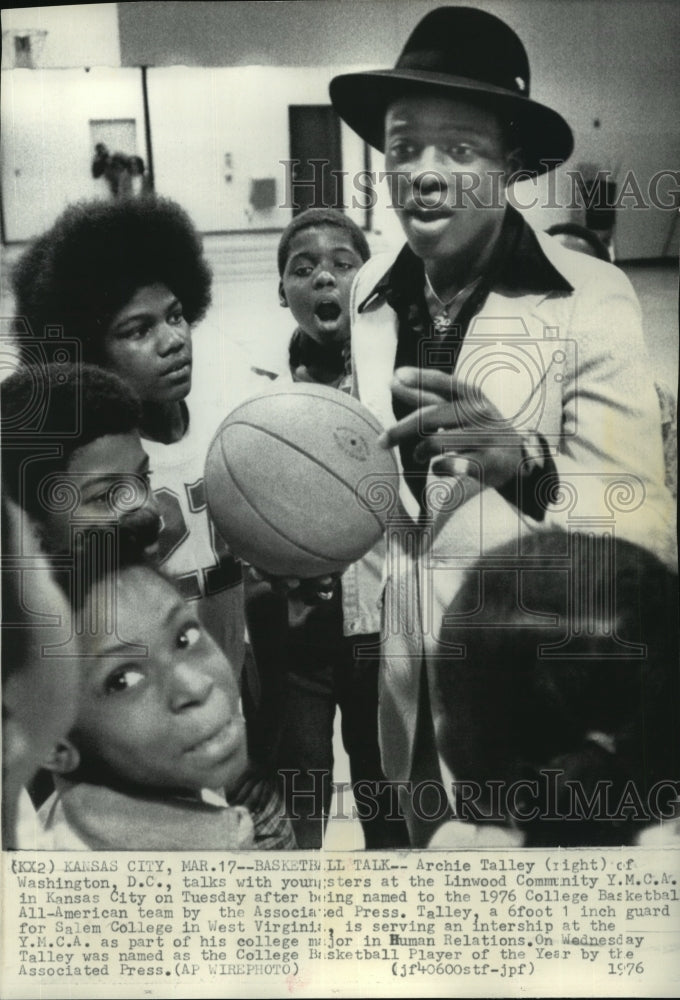 1976 Press Photo Archie Talley Talks With Youngsters at the Y.M.C.A. - Historic Images