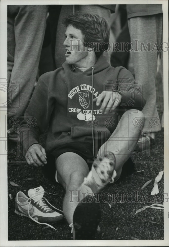 1978 Press Photo Jerry Snell, North Central cross country, changing his shoes - Historic Images