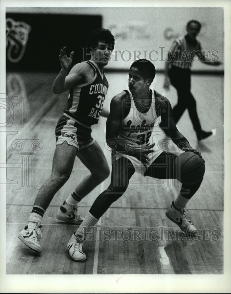 1983 Press Photo Mike Shain, Spokane baskeball, dribbles ball away from opponent-Historic Images