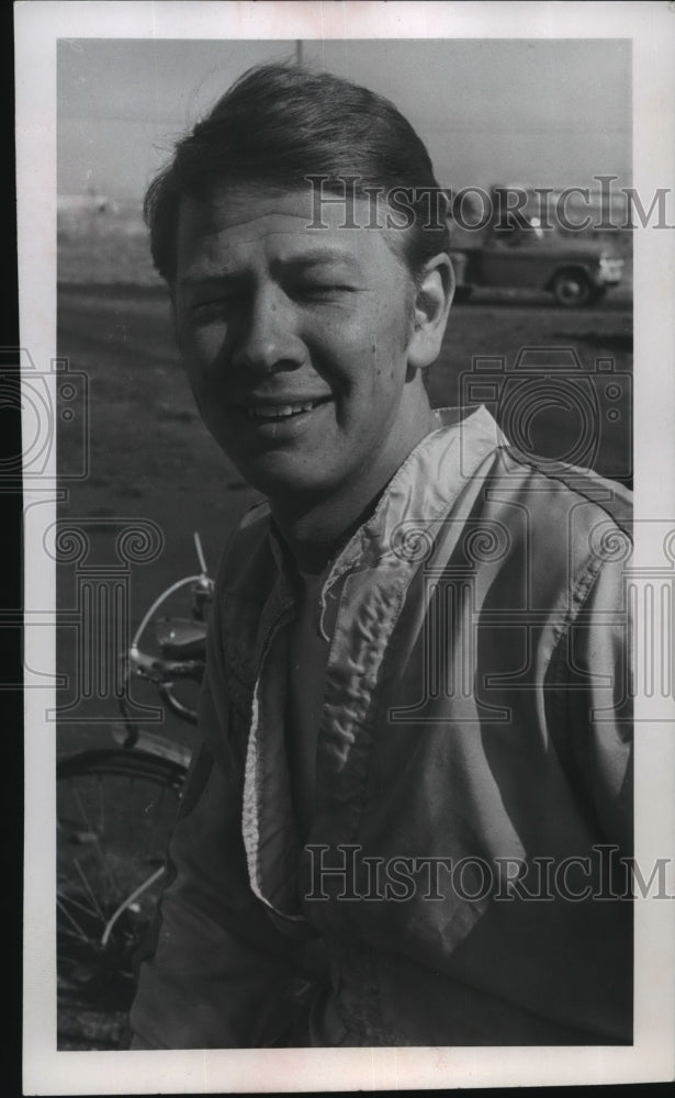 1971 Press Photo Don Swenson, race driver, pictured here at track in race jacket- Historic Images